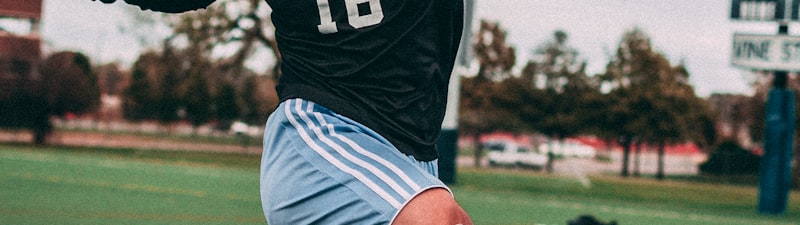 足球裁判在比赛中做出关键判罚的瞬间