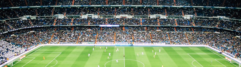 体育新闻记者报道足球转会消息的场景